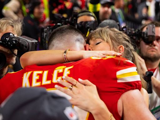 Travis Kelce stuck in a dorm room? Taylor Swift fans sound off on Chiefs training camp