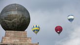 Los Andes de Ecuador se maquillan con globos multicolor en la Mitad del Mundo