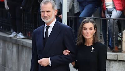 Los reyes, Felipe VI y Letizia, se reencuentran con Juan Carlos y Sofía en el funeral de Fernando Gómez-Acebo: las imágenes de su llegada