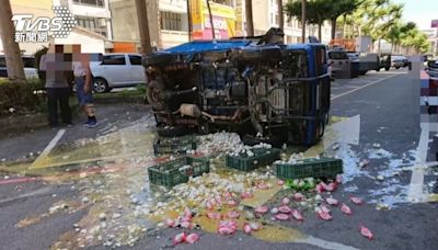 「萬蛋破碎」小貨車撞翻旁邊車輛慘遭「蛋洗」│TVBS新聞網