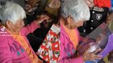 Abuelita recibe el primer juguete de Reyes Magos de su vida y tiene una conmovedora reacción