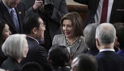 Dos manifestantes antiisraelíes encaran a la demócrata Nancy Pelosi en Oxford y le gritan belicista - La Opinión