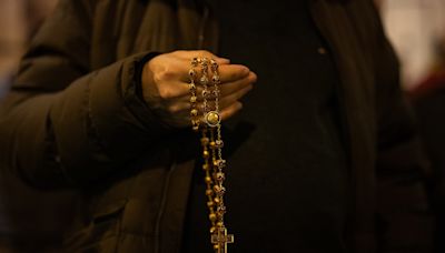 Cristianos socialistas se posicionan contra el rezo del rosario en Ferraz durante la jornada de reflexión
