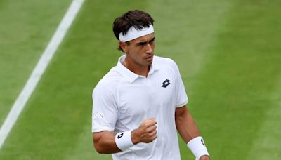 Otro golpe del argentino Francisco Comesaña en Wimbledon: ganó un partido de más de 4 horas y se clasificó a la tercera ronda