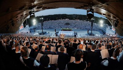 Lithuanians unite in global anthem sing-along, from Ukraine frontline to Pacific