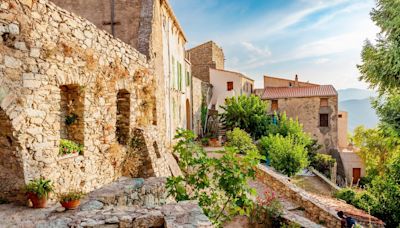 Véronique Genest : elle a quitté Paris pour cette maison pittoresque en Corse (près des Dutronc), visite !