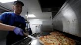 Teleconferência de resultados: Domino's Pizza mantém crescimento apesar dos obstáculos do mercado Por Investing.com