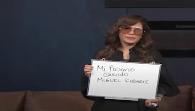 Yolanda Andrade aparece usando un pizarrón para comunicarse; por esta razón no puede hablar