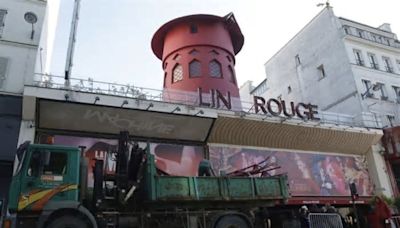 Se desploman las aspas del icónico Moulin Rouge en París