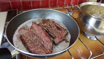 ¿Por qué los filetes sueltan agua al cocinarlos? El error que cometes con la carne y que provoca que esto pase