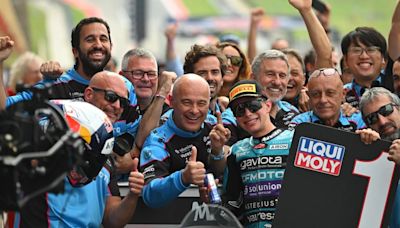 El colombiano David Alonso le gana el mano a mano Dani Holgado en Moto3 en el GP Francia