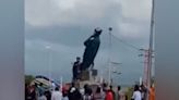 Derriban estatua de Hugo Chávez en protesta por resultados que dieron como vencedor a Maduro - La Tercera