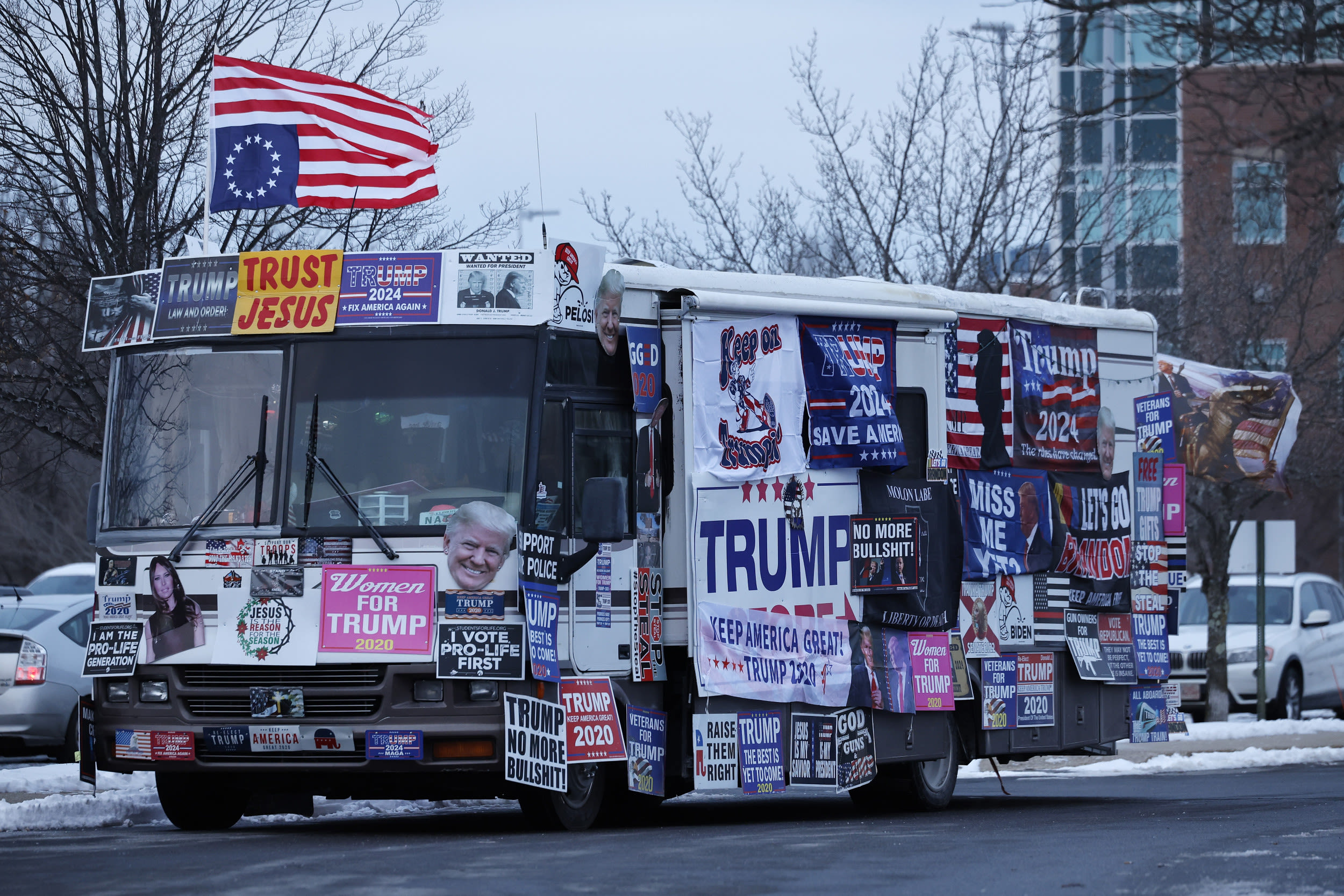 Donald Trump bus crashes into pole on way to Staten Island rally