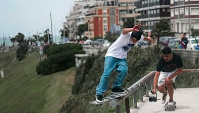 Buscando el salto más alto en skate: el tour del mejor equipo argentino por la costa | + Deportes