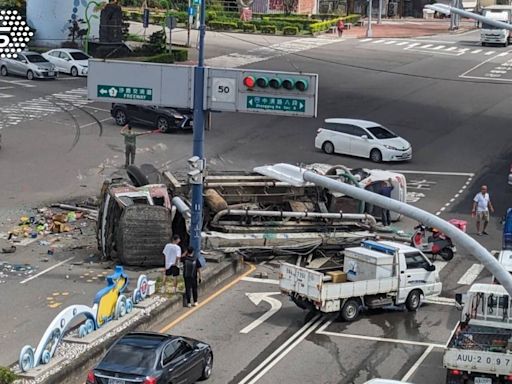 台中清水嚴重翻車！水泥車疑煞車失靈下坡連撞 5人傷勢曝