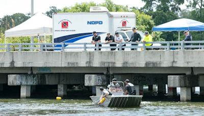 Hallaron un cráneo humano sin mandíbula encadenado a una mancuerna en una vía fluvial de Nueva Orleans
