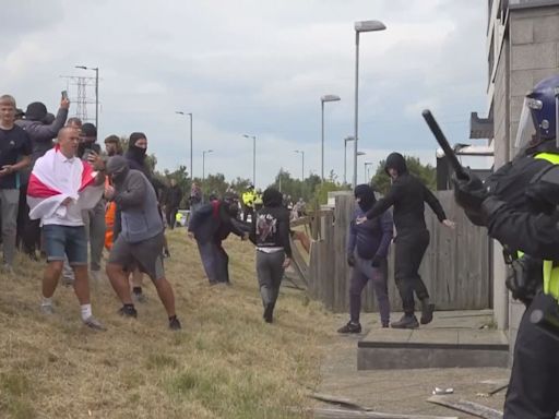 英國反移民示威續蔓延 有收留難民庇護申請者酒店遭攻擊