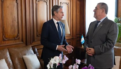 El presidente de Guatemala afirma ante Blinken que trabajará contra la corrupción para reducir movimientos migratorios