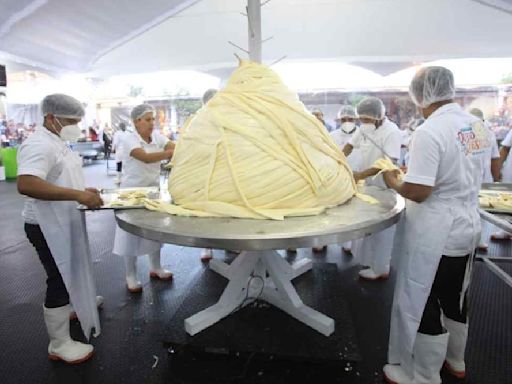 Oaxaca rompe récord Guiness con el quesillo más grande del mundo