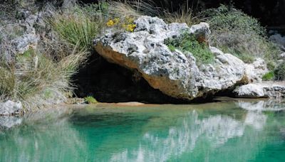Uno de los pueblos más bonitos y desconocidos de España: frondosos valles, grutas de manantiales y un castillo medieval