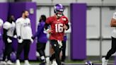 Vikings optan por notavo Jaren Hall y siguen rotando quarterbacks