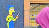 Pintaron a Marge Simpson cortándose el pelo frente al consulado de Irán en Milán en solidaridad con las protestas iraníes
