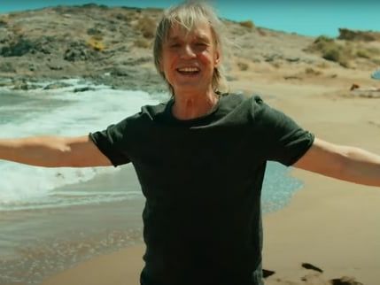 Jean-Louis Aubert au soleil pour son grand retour dans le clip "Merveille"