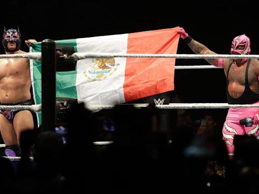 Rey Mysterio y Dragon Lee, triunfan en el Supershow de la WWE en la Ciudad de México
