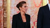 La Reina Letizia recupera su traje de plumas negro más rompedor