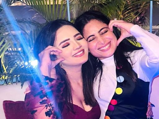 Aishwarya Sharma drops video with BFF; recreates THIS Preity Zinta-Rani Mukerji song