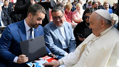 VÍDEO: Papa faz "brincadeira" sobre Pelotas em encontro com Eduardo Leite | GZH