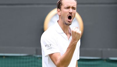 Daniil Medvedev ganó con piloto automático y va por la hazaña en Wimbledon