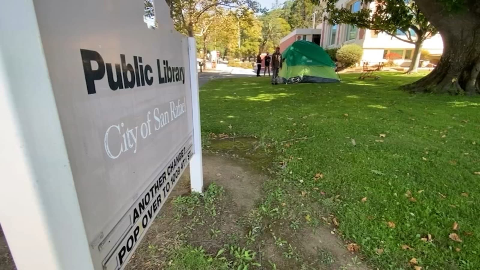 San Rafael unhoused man suing city to fight eviction from library property