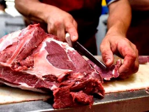 La demanda de carne vacuna aceleró su caída y proyectan que será igualada por el consumo de pollo durante 2024