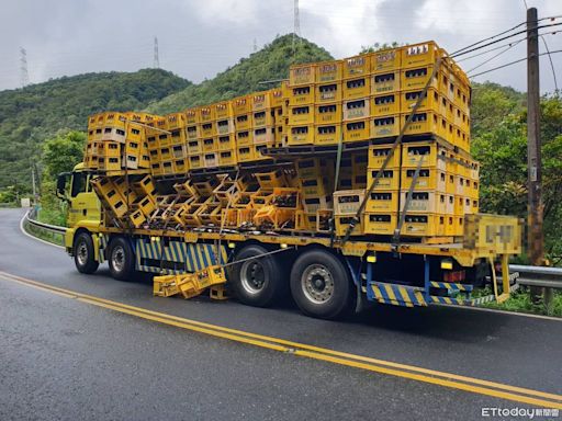 北宜貨車載空酒瓶突斷繩 上千酒瓶散一地！最高罰1萬8