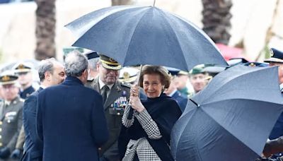 Doña Sofía asiste al desembarco de La Legión en Málaga bajo la lluvia y el viento