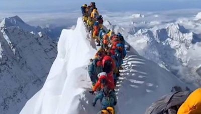 聖母峰登頂大塞車畫面曝！ 冰架突斷裂 5登山客墜落2失蹤