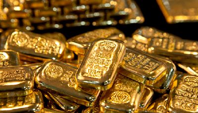 Gold holds firm above $2,400 level, set for third weekly rise