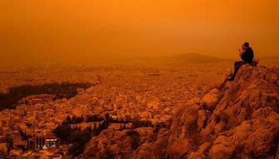 Cielo giallo in Grecia, cosa sta succedendo: le polveri del deserto del Sahara avvolgono le città (e preoccupano gli esperti)