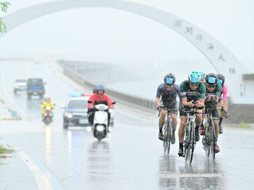 澎湖跳島101K風雨無阻 近700自行車友雨中追風