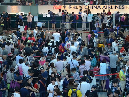 颱風天行李延誤 旅客等2小時氣壞 華航地勤下跪道歉