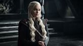 Emilia Clarke diz que precisa de 'distância' para entender Game of Thrones