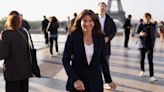 La alcaldesa de París se baña en el Sena para destacar el buen estado del agua para los Juegos Olímpicos