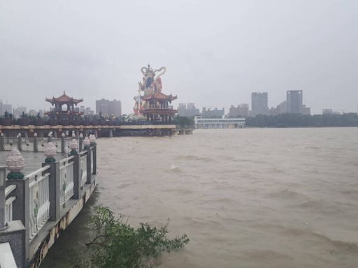 楠梓百慕達機車地下道淹水！蓮池潭變蓮池江 左營路面冒出魚兒