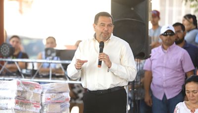 Entrega alcalde equipo para ludotecas