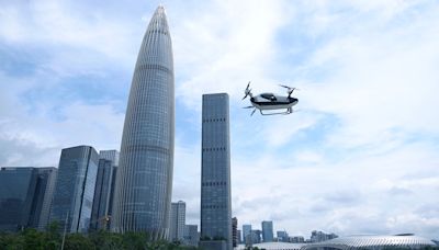 深圳低空經濟全面發力 飛行汽車首次飛越深圳CBD探索出行新方式