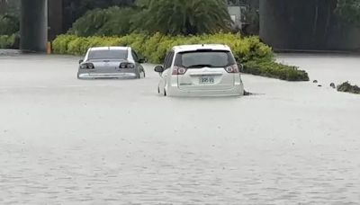 影/凱米肆虐！屏東變汪洋車淹半輛高 長者搭「坐桶仔」脫困