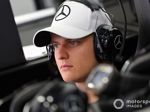 Mick Schumacher soma 1.600 saltos de paraquedas