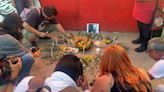 Colocan ofrendas en mural de Javier Valdez, a 6 años de su muerte