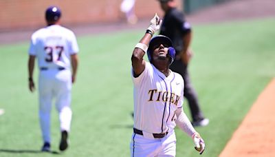 LSU hits 4 homers, rallies with walk-off win over Wofford to open NCAA Regional